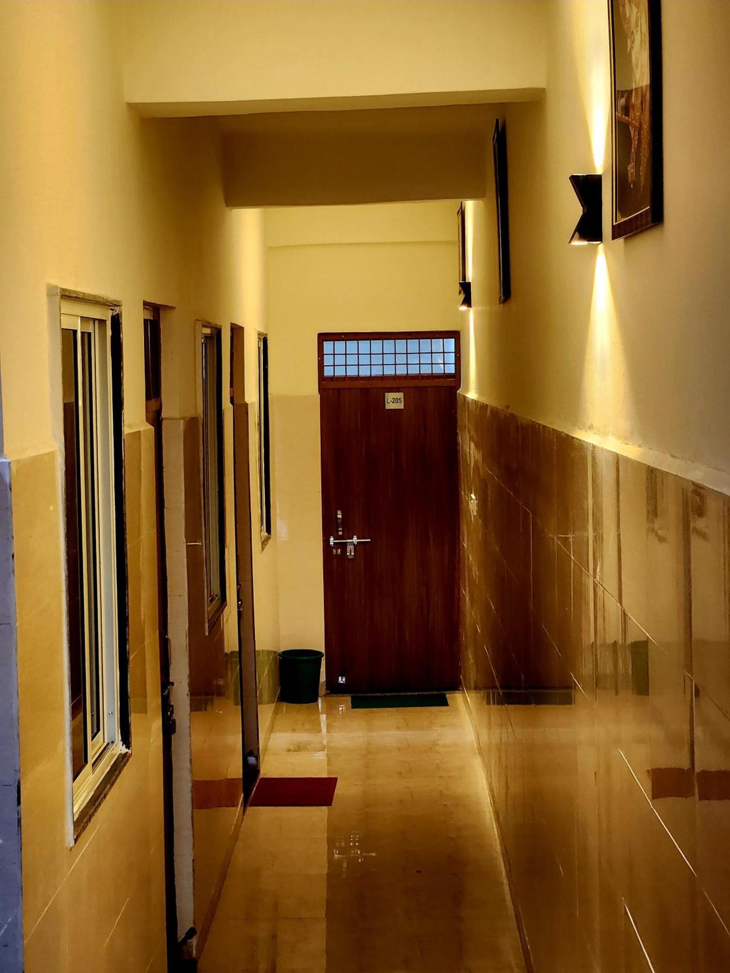 Shree Radha Rani Dham, Near Iskcon And Prem Mandir Hotel Vrindavan Exterior photo